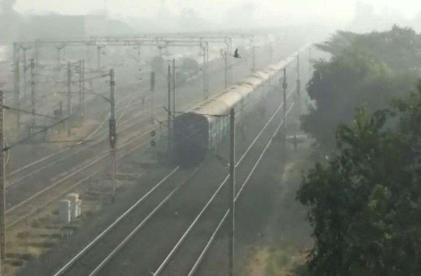 patrika कोहरे की आगोश में शहर...सुबह 10 बजे तक धूप को तरसे लोग