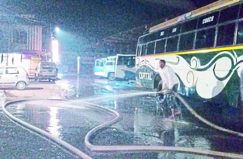 Fear of visiting the Survey team in the city, The bus stand pulsation शहर में सर्वेक्षण टीम के आने की डर से नपा को आई सफाई की याद, बस स्टैंड को किया चकाचक