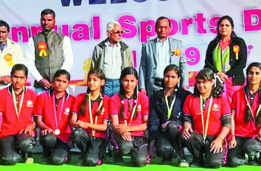 Winners of Chattarasal Stadium in District, awards, confounded faces जिले के छत्रसाल स्टेडियम में विजेता खिलाडिय़ों को मिला पुरस्कार, खिले उठे चेहरे