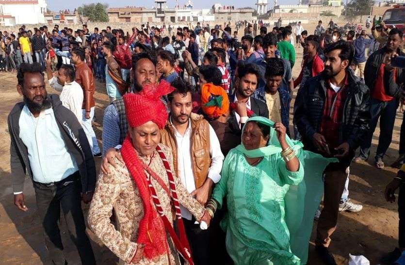 दूल्हा इस्माइल अपनी रानी शबीना बानो को ब्याहने कस्बे में पहुंचा।