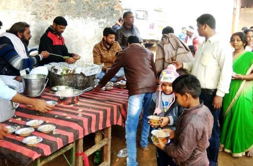 karauli सुबह से शाम तक बांटे पौषबड़ा