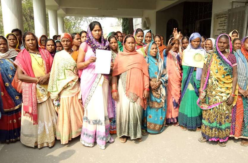 पुनर्वास ग्राम में अतिक्रमण हटाने के नाम पर मकान, शौचालय व बाड़ी को तोड़ा जा रहा 1980 से हम कहलाते हैं विस्थपित... अब अतिक्रमणधारी की श्रेणी में आ गए, तत्काल रोंके तोडफ़ोड़