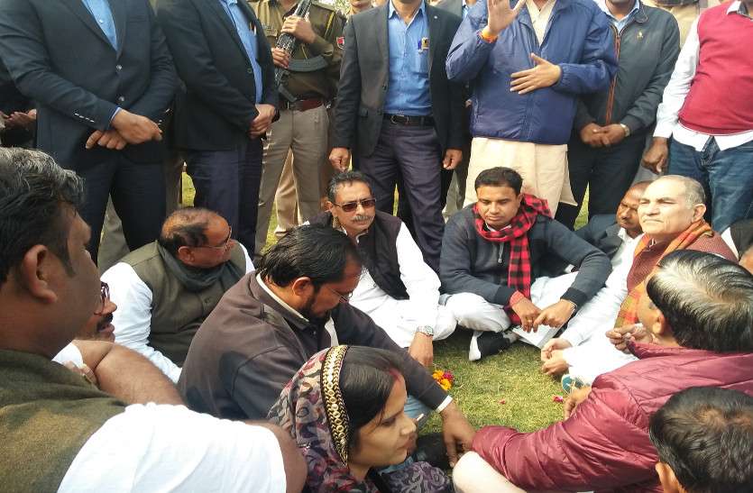 vishvendra-singh कांग्रेस सरकार के मंत्री विश्वेन्द्र सिंह ने जमीन पर बैठकर सुनी आमजन की समस्या, जनता को दिलाया ये विश्वास