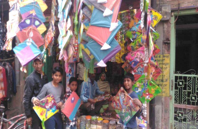 modi rahul kite मोदी-राहुल छपी पतंगे भिड़ेगी आसमान में