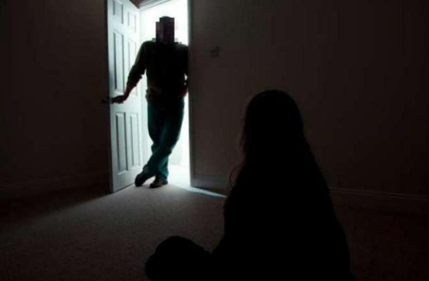rape बेटी के साथ पांच साल से जबरन संबंध बनाता था पिता, फिर एक दिन सामने ऐसी खौफनाक सच्चाई