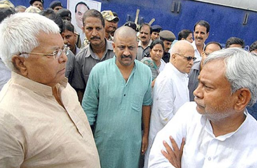 lalu nitish file photo लालू यादव ने नीतीश कुमार पर निकाला गुस्सा, किया ट्वीट