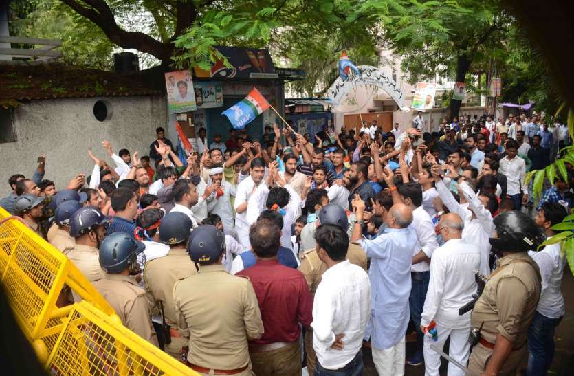 nsui file photo मोदी को चोर कह काले झंडे दिखाने वाले एनएसयूआइ कार्यकर्ताओं की हुई पिटाई,पांच गंभीर रूप से घायल