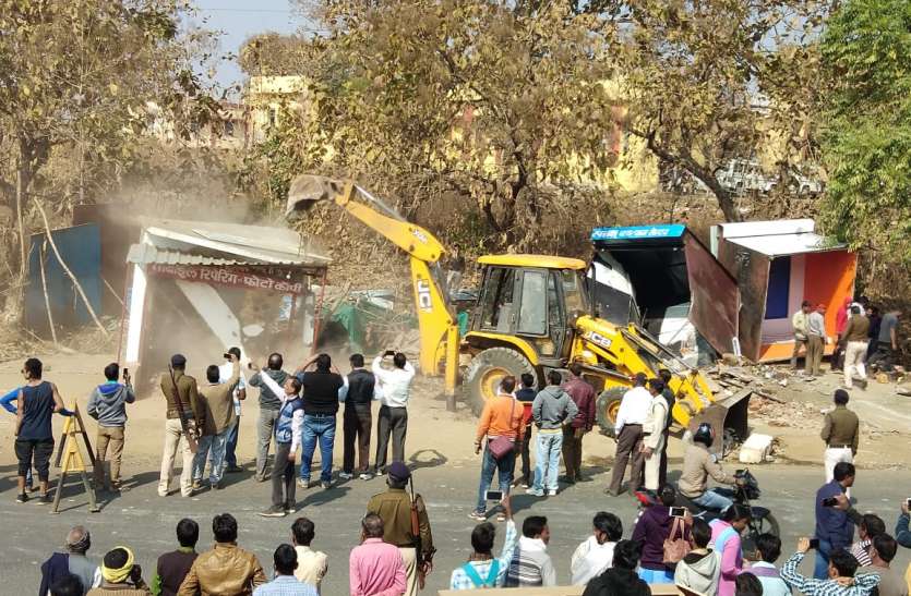 power, the broken poor सत्ता परिवर्तन के एक माह बाद ही टूटे गरीबों के आशियाने