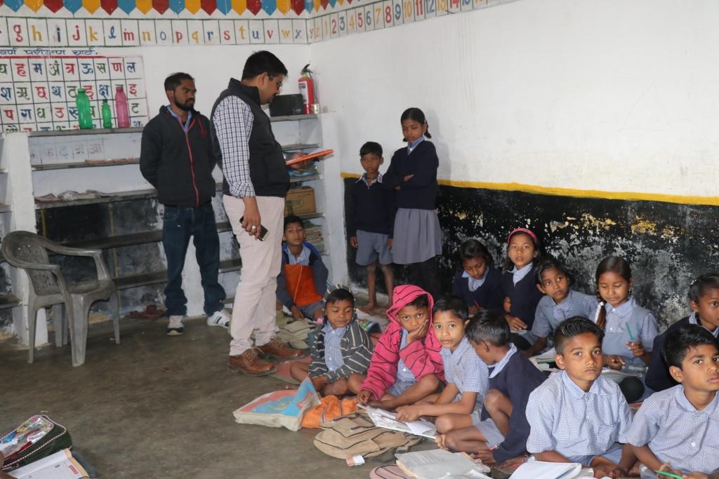देरी से स्कूल आए प्राचार्य समेत आठ शिक्षक निलंबित, 27 का वेतन काटा देरी से स्कूल आए प्राचार्य समेत आठ शिक्षक निलंबित, 27 का वेतन काटा