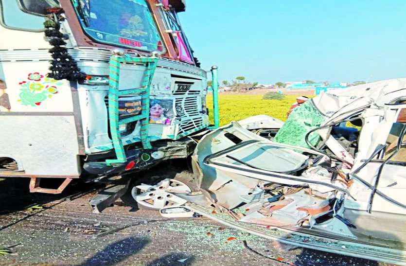 road accident टायर फटने पर ट्रक से भिड़ी जीप,एक की मौत,तीन घायल