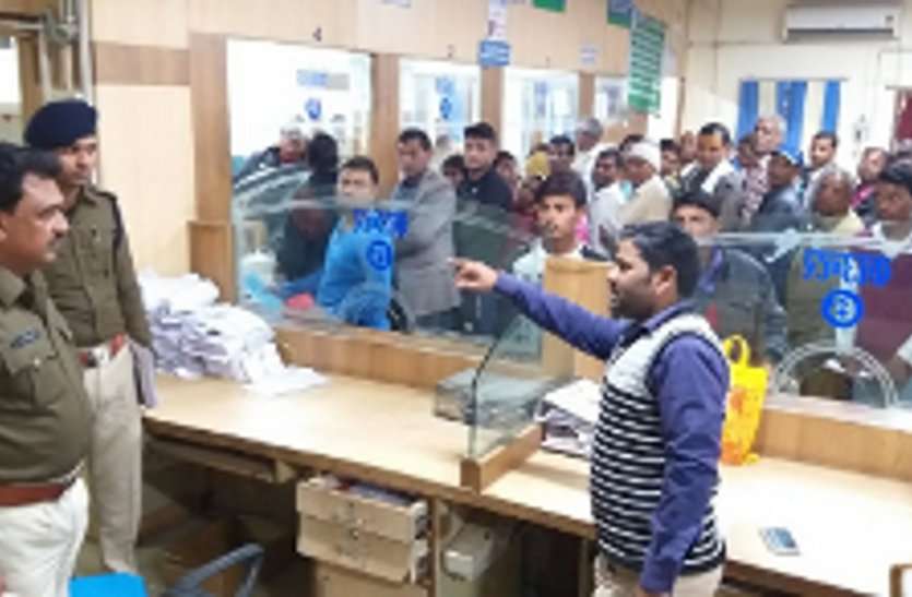 sidhi news बैग से डिगी नजर तो पार हो गया सात लाख रूपए से भरा बैग