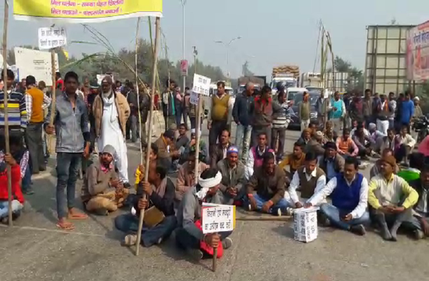 Farmers proetst चीनी मिल चालू करने और बकाया की मांग को लेकर सड़क पर उतरे किसान, एनएच-28 को किया घंटों जाम