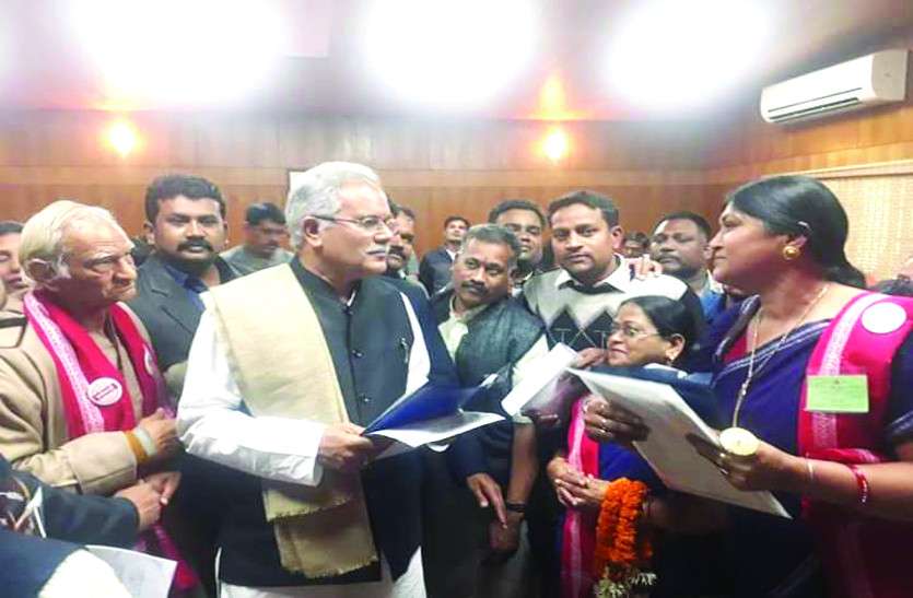 CG News छत्तीसगढ़ी को स्कूली पढ़ाई का माध्यम बनाने की मांग उठी , CM भूपेश ने दिलाया भरोसा