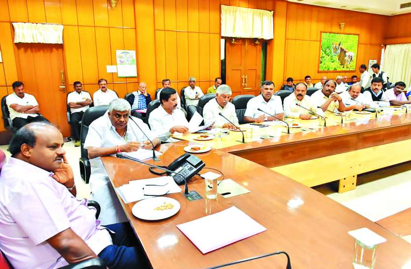 Lack of paddy procurement centers, farmers worry धान खरीदी केंद्रों का अभाव, किसान परेशान