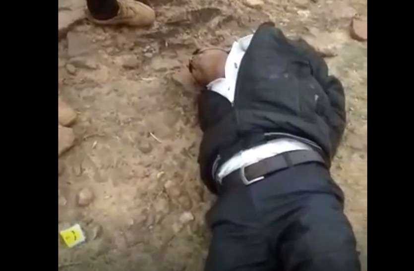 Dacoit beaten driver डकैत ने ठेकेदार के चालक को बेरहमी से पीटा, फिर नाक में नकेल डाल पिलाया यूरिन
