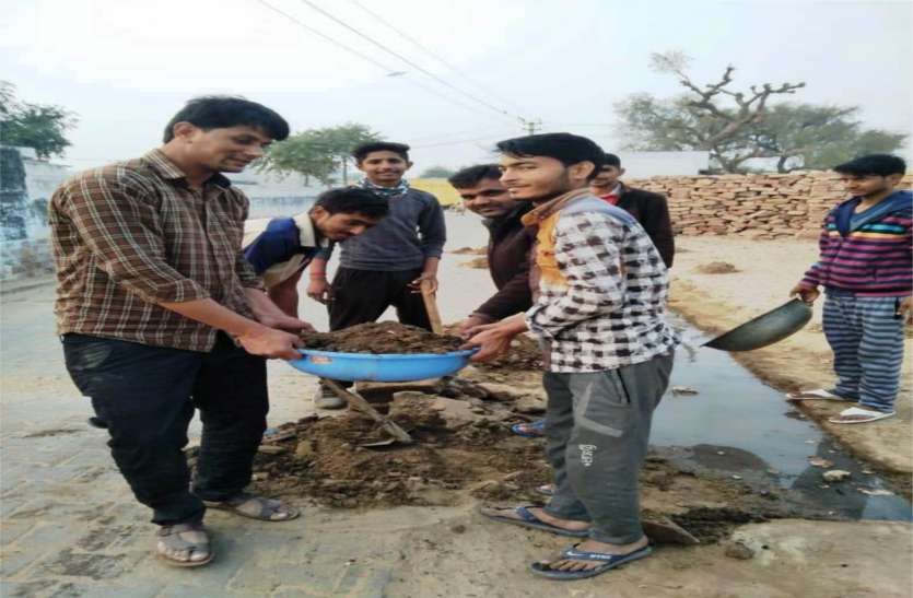 Dayalpura News युवाओं ने उठाया नालियों की सफाई का जिम्मा