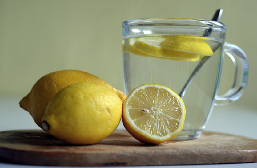 lemon juice Gharelu nuskhe - साै मर्ज की दवा है एक कप गुनगुना नींबू पानी