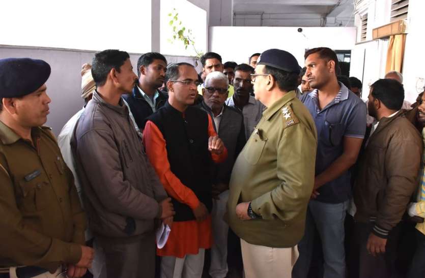 patrika Video डोडाचूरा में झूठा प्रकरण बनाने की शिकायत लेकर एसपी के पास पहुंचे ग्रामीण