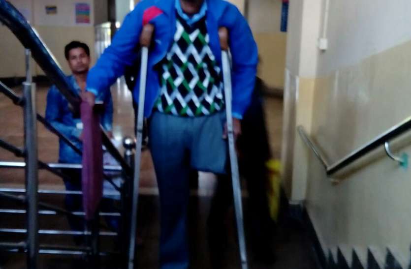 handicapped face trouble for pradhanmantri awas प्रधानमंत्री आवास के लिए भटक रहा दिव्यांग