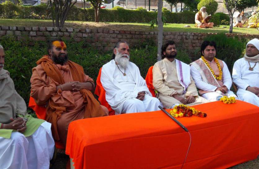 sant प्रयागराज कुंभ में योगी आदित्यनाथ के सामने ये तीन मांगें रखेगा संत समाज