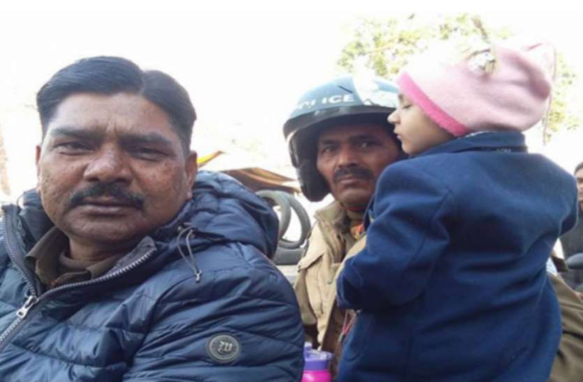 agra police, school van, road accident कान्वेंट स्कूल की वैन बिजली के खंभे से टकराई, पुलिस ने बच्चों को बचाया तो सभी ने की सराहना