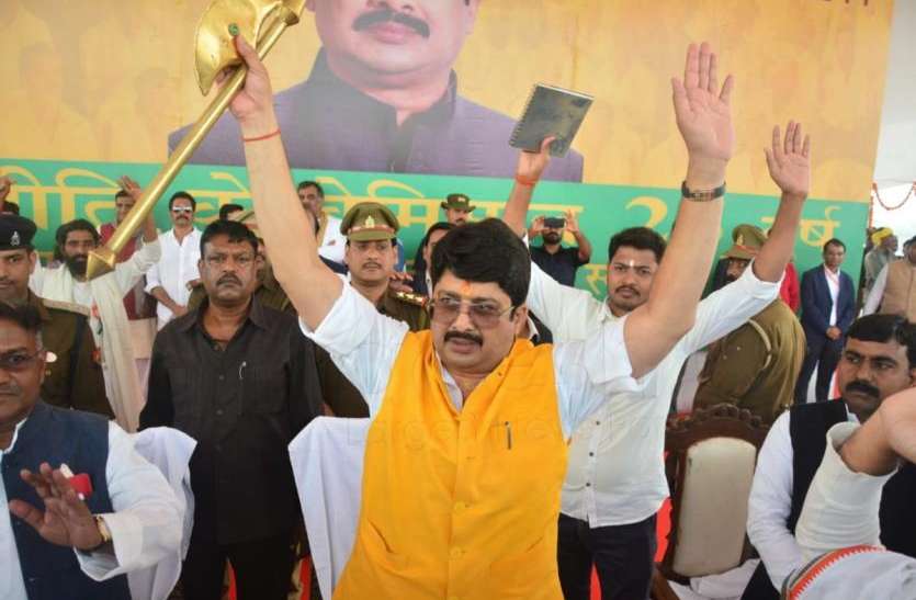 raja bhaiya गठबंधन के सवाल पर राजा भर्इया के भार्इ ने किया चौंकाने वाला एेलान