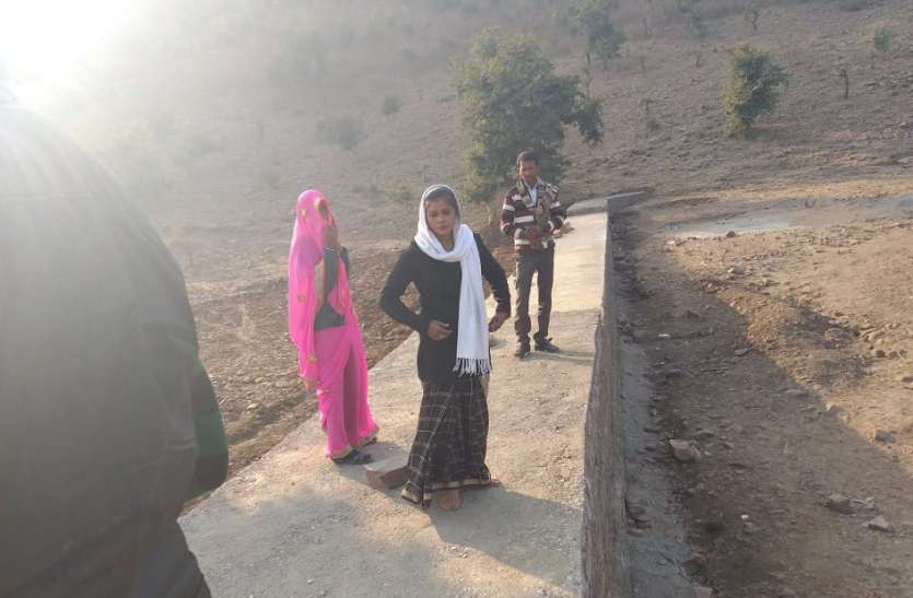 Dam construction, disturbance, district president, fake muster roll, payment, shivpuri, shivpuri news, , shivpuri news in mp सरपंच सचिव ने फर्जी मस्टर रोल लगाकर निकाला भुगतान