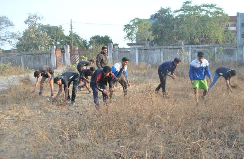 news युवाओं ने पॉलीटेक्निक कॉलेज परिसर में किया श्रमदान