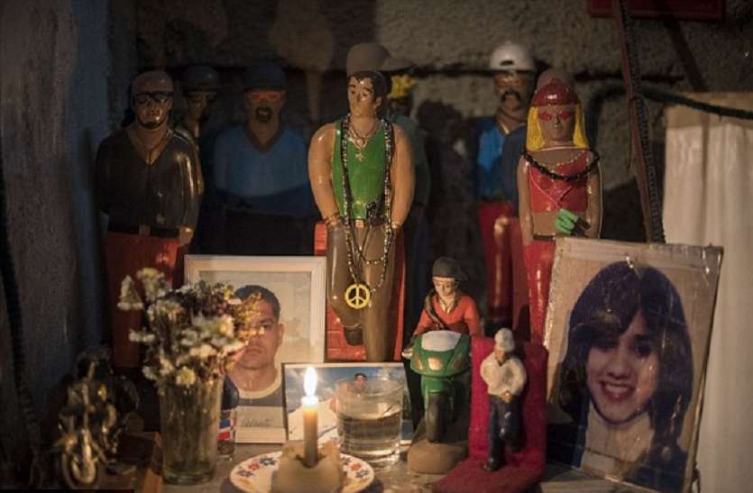 people literally worship gangsters in venezuela इस देश में क्रिमिनल्स की होती है पूजा, लोगों का है विश्वास की पूरी होती है हर मन्नत