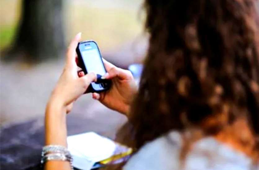 women power helpline फोन की घंटी बजती है और सिहर उठती हैं बेटियां, खड़े हो जाते हैं लड़कियों के रोंगटे