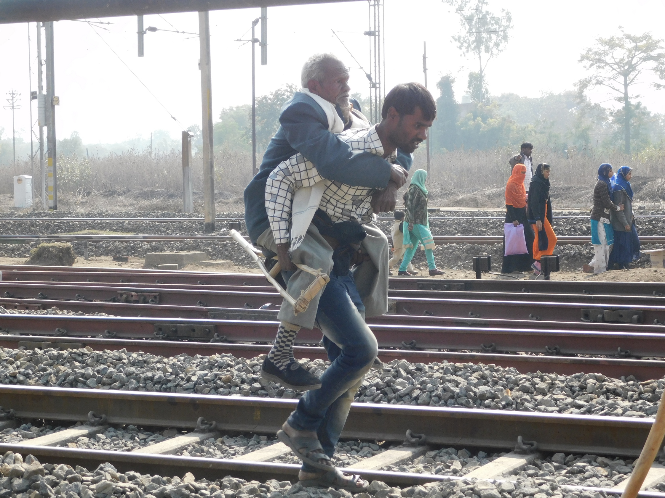 Even after two months of crores of rupees, the problem of rail passengers was दो महीने में करोड़ों फूंके फिर भी रेल यात्रियों की समस्याएं जस की तस