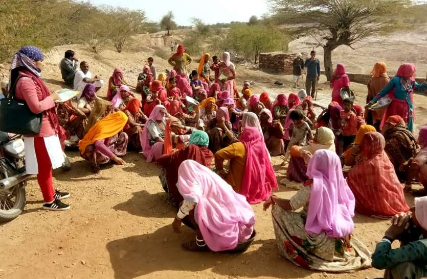 Applications for employment in villages गांवों में रोजगार को लेकर लिए जा रहे आवेदन