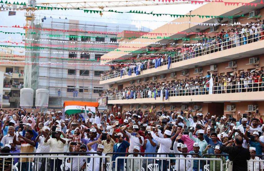 बढ़ती लोकप्रियता- दुबई में लगे राहुल-राहुल के नारे, सेल्फी लेने उमड़े हजारों लोग बढ़ती लोकप्रियता- दुबई में लगे राहुल-राहुल के नारे, सेल्फी लेने उमड़े हजारों लोग
