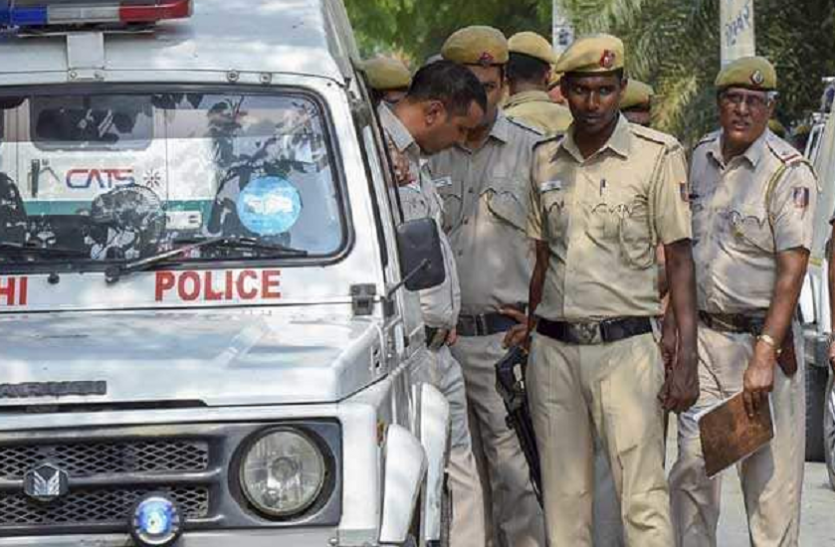 Delhi police दिल्ली: गर्लफ्रेंड से नजदीकियां बढ़ने पर मामा ने किया भांजे का कत्ल, शव को बालकनी में दफनाया