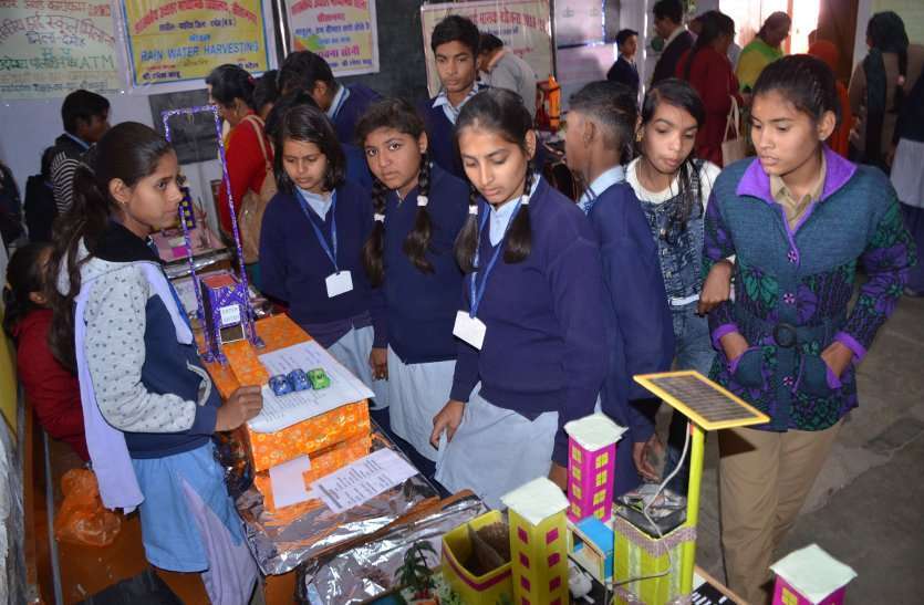 सागर के एमएलबी स्कूल में आयोजित विज्ञान प्रदर्शनी के समापन समारोह में संस्कतिक कार्यक्रम प्रस्तुत करती छात्राएं एवं बच्चों को सम्मानित करते हुए अतिथिगण सागर के एमएलबी स्कूल में आयोजित विज्ञान प्रदर्शनी के समापन समारोह में संस्कतिक कार्यक्रम प्रस्तुत करती छात्राएं एवं बच्चों को सम्मानित करते हुए अतिथिगण