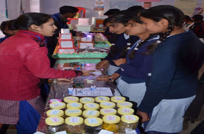 सागर के एमएलबी स्कूल में आयोजित विज्ञान प्रदर्शनी के समापन समारोह में संस्कतिक कार्यक्रम प्रस्तुत करती छात्राएं एवं बच्चों को सम्मानित करते हुए अतिथिगण सागर के एमएलबी स्कूल में आयोजित विज्ञान प्रदर्शनी के समापन समारोह में संस्कतिक कार्यक्रम प्रस्तुत करती छात्राएं एवं बच्चों को सम्मानित करते हुए अतिथिगण
