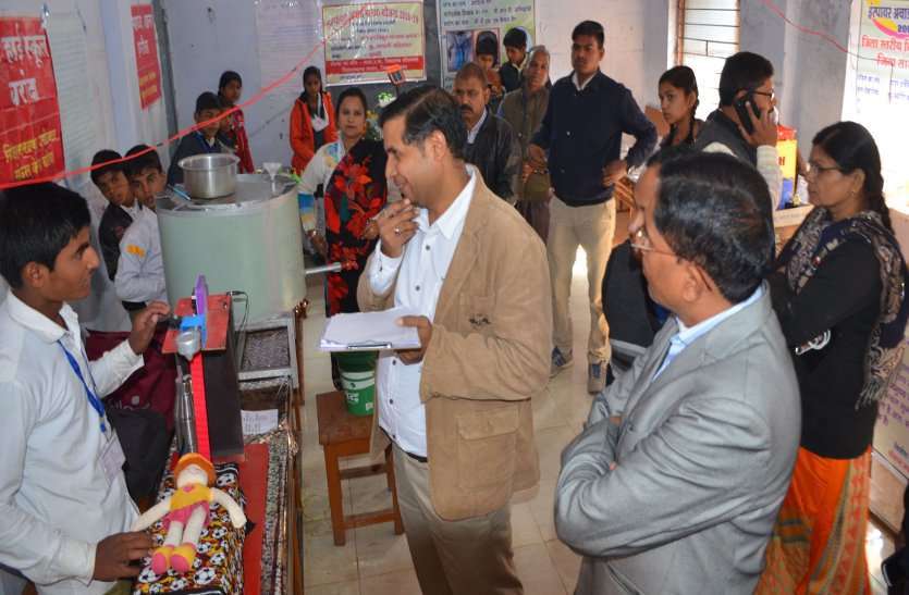 सागर के एमएलबी स्कूल में आयोजित विज्ञान प्रदर्शनी के समापन समारोह में संस्कतिक कार्यक्रम प्रस्तुत करती छात्राएं एवं बच्चों को सम्मानित करते हुए अतिथिगण सागर के एमएलबी स्कूल में आयोजित विज्ञान प्रदर्शनी के समापन समारोह में संस्कतिक कार्यक्रम प्रस्तुत करती छात्राएं एवं बच्चों को सम्मानित करते हुए अतिथिगण