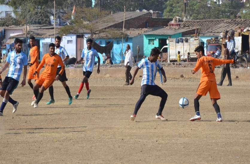सागर। कजलीवन मैदान में चल रहे स्व. वरनजीत सिंह नैय्यर स्मृति फुटबॉल ट्रॉफी टूर्नामेंट में गुरुवार को सागर और विदिशा के बीच भिड़ंत हुई। दोनों टीमें एक-एक गोल के लिए मशक्कत करते नजर आईं। सागर। कजलीवन मैदान में चल रहे स्व. वरनजीत सिंह नैय्यर स्मृति फुटबॉल ट्रॉफी टूर्नामेंट में गुरुवार को सागर और विदिशा के बीच भिड़ंत हुई। दोनों टीमें एक-एक गोल के लिए मशक्कत करते नजर आईं।
