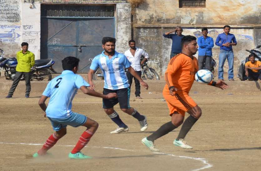 सागर। कजलीवन मैदान में चल रहे स्व. वरनजीत सिंह नैय्यर स्मृति फुटबॉल ट्रॉफी टूर्नामेंट में गुरुवार को सागर और विदिशा के बीच भिड़ंत हुई। दोनों टीमें एक-एक गोल के लिए मशक्कत करते नजर आईं। सागर। कजलीवन मैदान में चल रहे स्व. वरनजीत सिंह नैय्यर स्मृति फुटबॉल ट्रॉफी टूर्नामेंट में गुरुवार को सागर और विदिशा के बीच भिड़ंत हुई। दोनों टीमें एक-एक गोल के लिए मशक्कत करते नजर आईं।