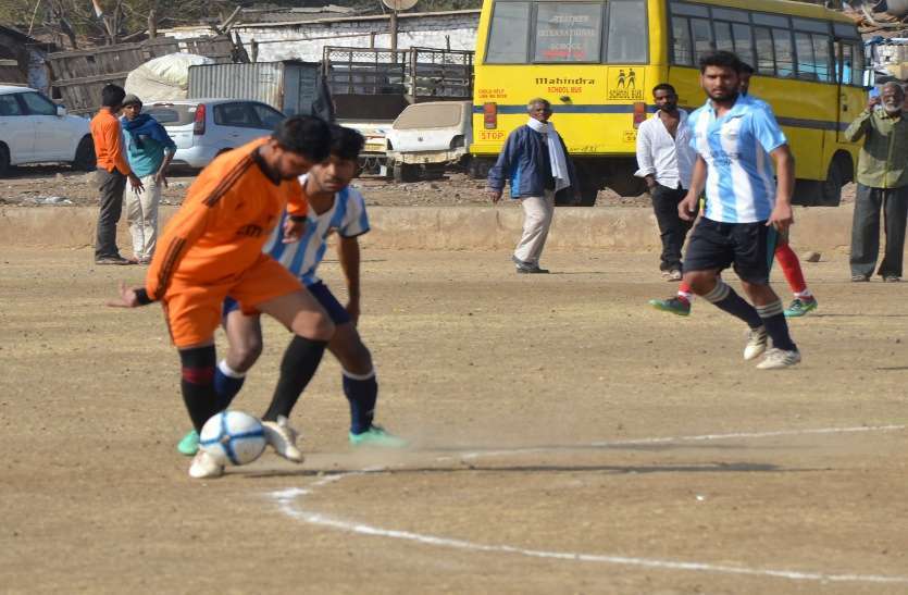 सागर। कजलीवन मैदान में चल रहे स्व. वरनजीत सिंह नैय्यर स्मृति फुटबॉल ट्रॉफी टूर्नामेंट में गुरुवार को सागर और विदिशा के बीच भिड़ंत हुई। दोनों टीमें एक-एक गोल के लिए मशक्कत करते नजर आईं। सागर। कजलीवन मैदान में चल रहे स्व. वरनजीत सिंह नैय्यर स्मृति फुटबॉल ट्रॉफी टूर्नामेंट में गुरुवार को सागर और विदिशा के बीच भिड़ंत हुई। दोनों टीमें एक-एक गोल के लिए मशक्कत करते नजर आईं।