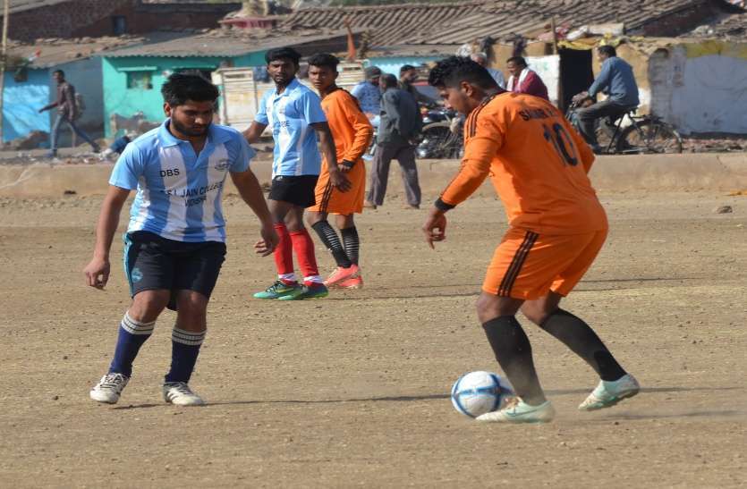 सागर। कजलीवन मैदान में चल रहे स्व. वरनजीत सिंह नैय्यर स्मृति फुटबॉल ट्रॉफी टूर्नामेंट में गुरुवार को सागर और विदिशा के बीच भिड़ंत हुई। दोनों टीमें एक-एक गोल के लिए मशक्कत करते नजर आईं। सागर। कजलीवन मैदान में चल रहे स्व. वरनजीत सिंह नैय्यर स्मृति फुटबॉल ट्रॉफी टूर्नामेंट में गुरुवार को सागर और विदिशा के बीच भिड़ंत हुई। दोनों टीमें एक-एक गोल के लिए मशक्कत करते नजर आईं।