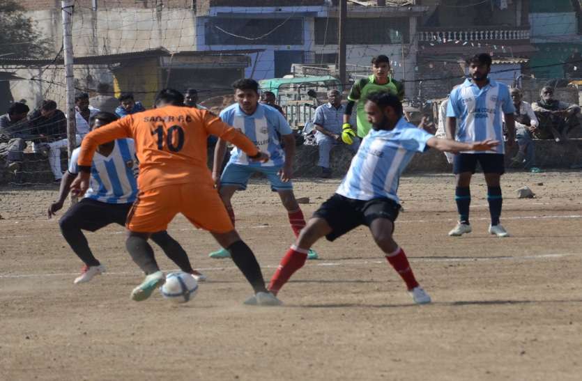 सागर। कजलीवन मैदान में चल रहे स्व. वरनजीत सिंह नैय्यर स्मृति फुटबॉल ट्रॉफी टूर्नामेंट में गुरुवार को सागर और विदिशा के बीच भिड़ंत हुई। दोनों टीमें एक-एक गोल के लिए मशक्कत करते नजर आईं। सागर। कजलीवन मैदान में चल रहे स्व. वरनजीत सिंह नैय्यर स्मृति फुटबॉल ट्रॉफी टूर्नामेंट में गुरुवार को सागर और विदिशा के बीच भिड़ंत हुई। दोनों टीमें एक-एक गोल के लिए मशक्कत करते नजर आईं।