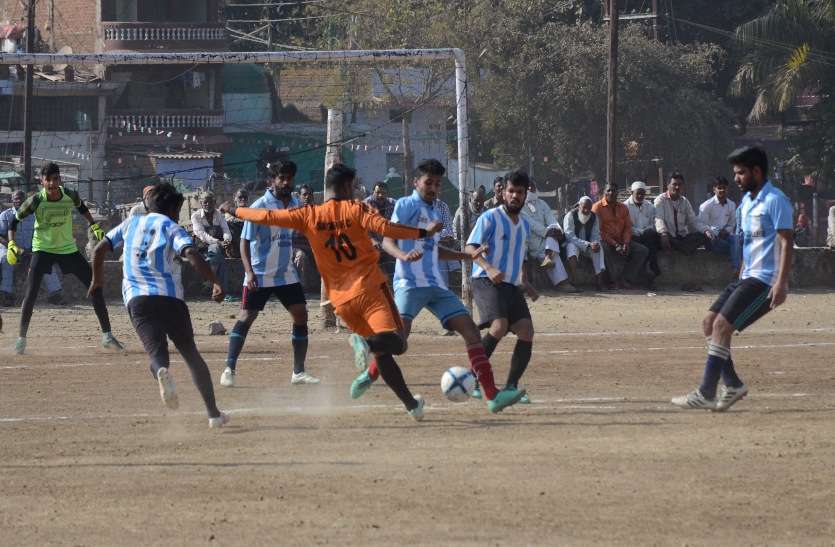 सागर। कजलीवन मैदान में चल रहे स्व. वरनजीत सिंह नैय्यर स्मृति फुटबॉल ट्रॉफी टूर्नामेंट में गुरुवार को सागर और विदिशा के बीच भिड़ंत हुई। दोनों टीमें एक-एक गोल के लिए मशक्कत करते नजर आईं। सागर। कजलीवन मैदान में चल रहे स्व. वरनजीत सिंह नैय्यर स्मृति फुटबॉल ट्रॉफी टूर्नामेंट में गुरुवार को सागर और विदिशा के बीच भिड़ंत हुई। दोनों टीमें एक-एक गोल के लिए मशक्कत करते नजर आईं।