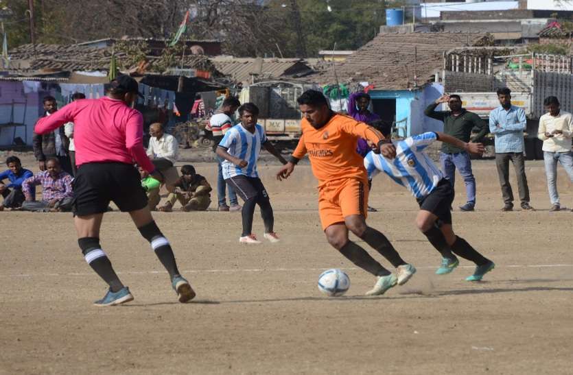 सागर। कजलीवन मैदान में चल रहे स्व. वरनजीत सिंह नैय्यर स्मृति फुटबॉल ट्रॉफी टूर्नामेंट में गुरुवार को सागर और विदिशा के बीच भिड़ंत हुई। दोनों टीमें एक-एक गोल के लिए मशक्कत करते नजर आईं। सागर। कजलीवन मैदान में चल रहे स्व. वरनजीत सिंह नैय्यर स्मृति फुटबॉल ट्रॉफी टूर्नामेंट में गुरुवार को सागर और विदिशा के बीच भिड़ंत हुई। दोनों टीमें एक-एक गोल के लिए मशक्कत करते नजर आईं।