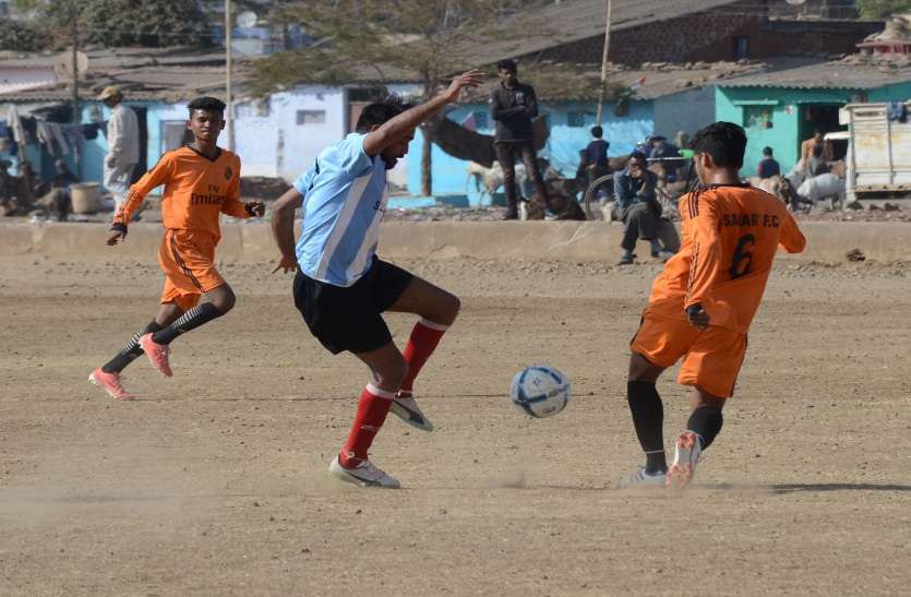 सागर। कजलीवन मैदान में चल रहे स्व. वरनजीत सिंह नैय्यर स्मृति फुटबॉल ट्रॉफी टूर्नामेंट में गुरुवार को सागर और विदिशा के बीच भिड़ंत हुई। दोनों टीमें एक-एक गोल के लिए मशक्कत करते नजर आईं। सागर। कजलीवन मैदान में चल रहे स्व. वरनजीत सिंह नैय्यर स्मृति फुटबॉल ट्रॉफी टूर्नामेंट में गुरुवार को सागर और विदिशा के बीच भिड़ंत हुई। दोनों टीमें एक-एक गोल के लिए मशक्कत करते नजर आईं।