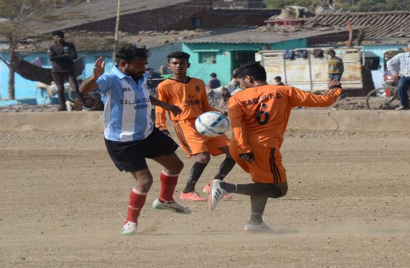 सागर। कजलीवन मैदान में चल रहे स्व. वरनजीत सिंह नैय्यर स्मृति फुटबॉल ट्रॉफी टूर्नामेंट में गुरुवार को सागर और विदिशा के बीच भिड़ंत हुई। दोनों टीमें एक-एक गोल के लिए मशक्कत करते नजर आईं। सागर। कजलीवन मैदान में चल रहे स्व. वरनजीत सिंह नैय्यर स्मृति फुटबॉल ट्रॉफी टूर्नामेंट में गुरुवार को सागर और विदिशा के बीच भिड़ंत हुई। दोनों टीमें एक-एक गोल के लिए मशक्कत करते नजर आईं।