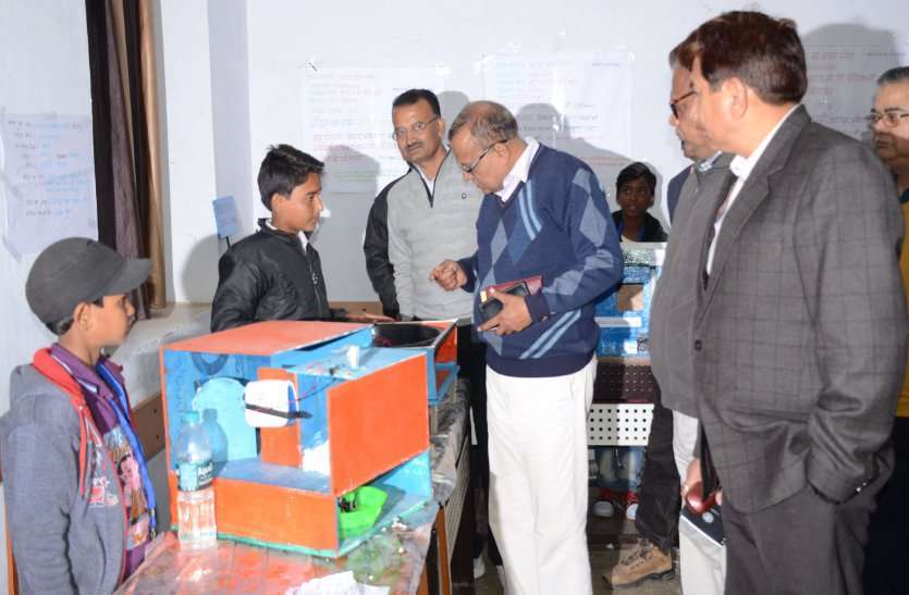 सागर के एमएलबी स्कूल में आयोजित विज्ञान प्रदर्शनी के समापन समारोह में संस्कतिक कार्यक्रम प्रस्तुत करती छात्राएं एवं बच्चों को सम्मानित करते हुए अतिथिगण सागर के एमएलबी स्कूल में आयोजित विज्ञान प्रदर्शनी के समापन समारोह में संस्कतिक कार्यक्रम प्रस्तुत करती छात्राएं एवं बच्चों को सम्मानित करते हुए अतिथिगण
