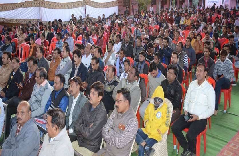 सागर के एमएलबी स्कूल में आयोजित विज्ञान प्रदर्शनी के समापन समारोह में संस्कतिक कार्यक्रम प्रस्तुत करती छात्राएं एवं बच्चों को सम्मानित करते हुए अतिथिगण सागर के एमएलबी स्कूल में आयोजित विज्ञान प्रदर्शनी के समापन समारोह में संस्कतिक कार्यक्रम प्रस्तुत करती छात्राएं एवं बच्चों को सम्मानित करते हुए अतिथिगण