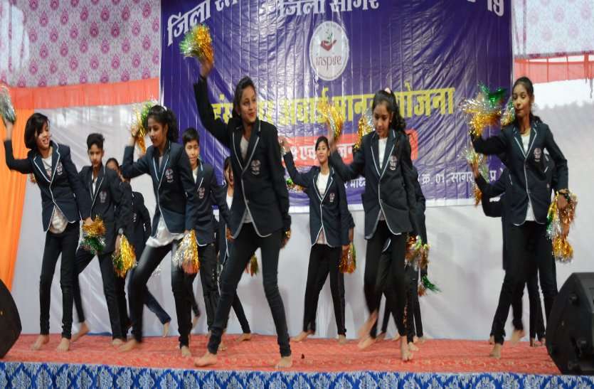 सागर के एमएलबी स्कूल में आयोजित विज्ञान प्रदर्शनी के समापन समारोह में संस्कतिक कार्यक्रम प्रस्तुत करती छात्राएं एवं बच्चों को सम्मानित करते हुए अतिथिगण सागर के एमएलबी स्कूल में आयोजित विज्ञान प्रदर्शनी के समापन समारोह में संस्कतिक कार्यक्रम प्रस्तुत करती छात्राएं एवं बच्चों को सम्मानित करते हुए अतिथिगण