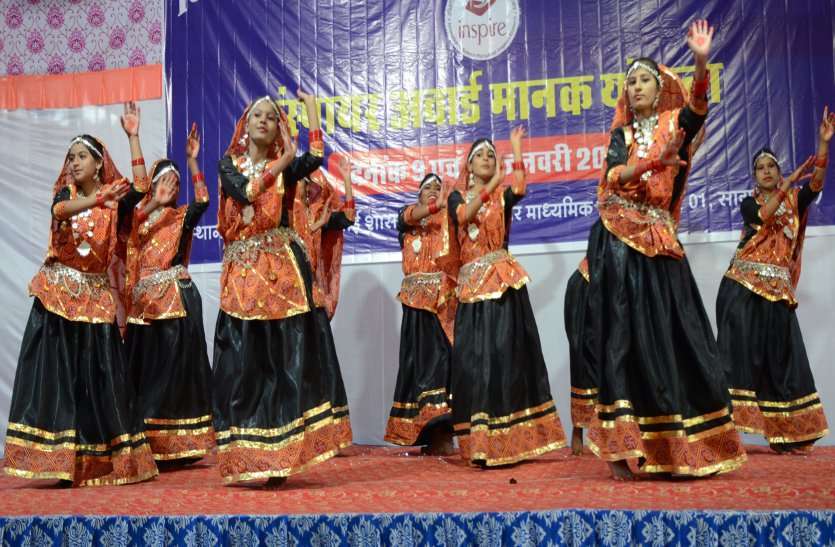 सागर के एमएलबी स्कूल में आयोजित विज्ञान प्रदर्शनी के समापन समारोह में संस्कतिक कार्यक्रम प्रस्तुत करती छात्राएं एवं बच्चों को सम्मानित करते हुए अतिथिगण सागर के एमएलबी स्कूल में आयोजित विज्ञान प्रदर्शनी के समापन समारोह में संस्कतिक कार्यक्रम प्रस्तुत करती छात्राएं एवं बच्चों को सम्मानित करते हुए अतिथिगण